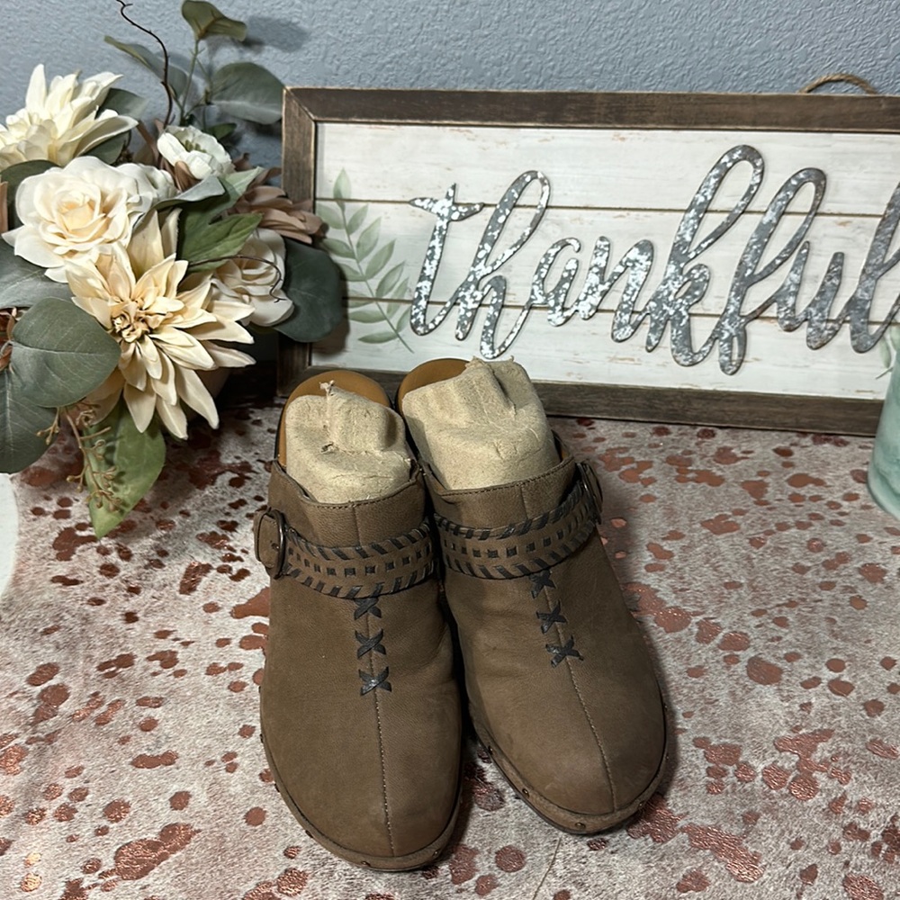 Sofft leather clogs with braided details
